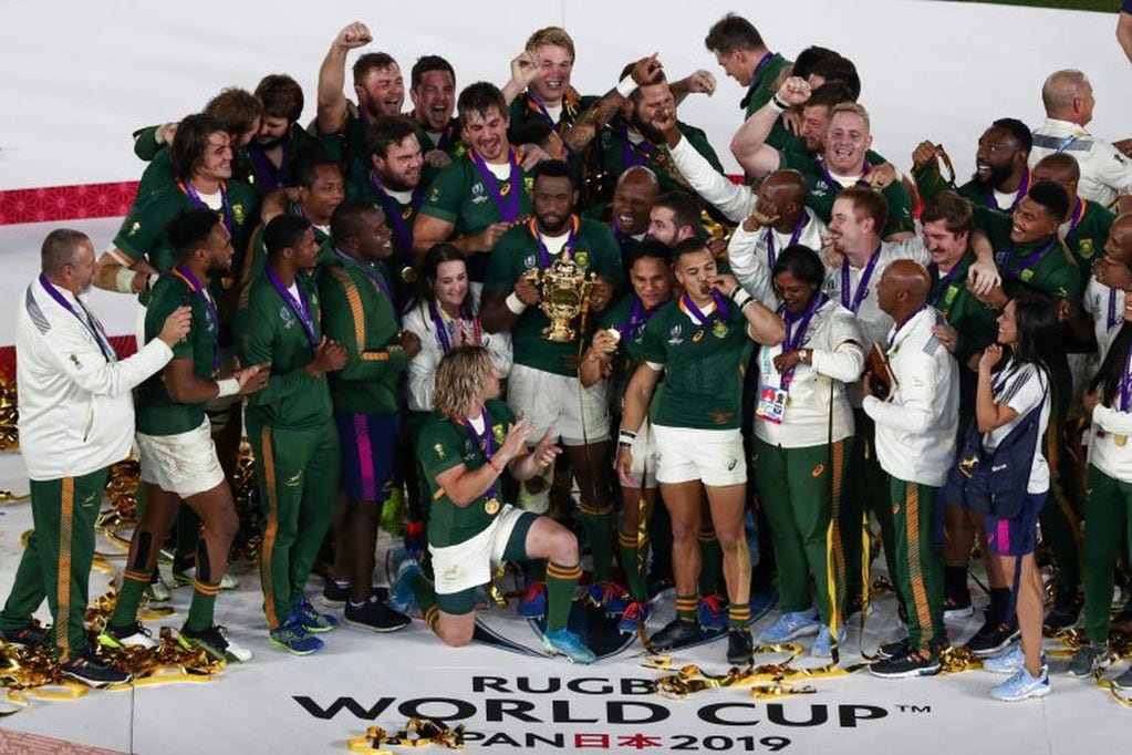 Siya Kolisi levanta un nuevo título mundial para Sudáfrica que se alza en lo más alto del podio (Foto: Behrouz MEHRI / AFP)