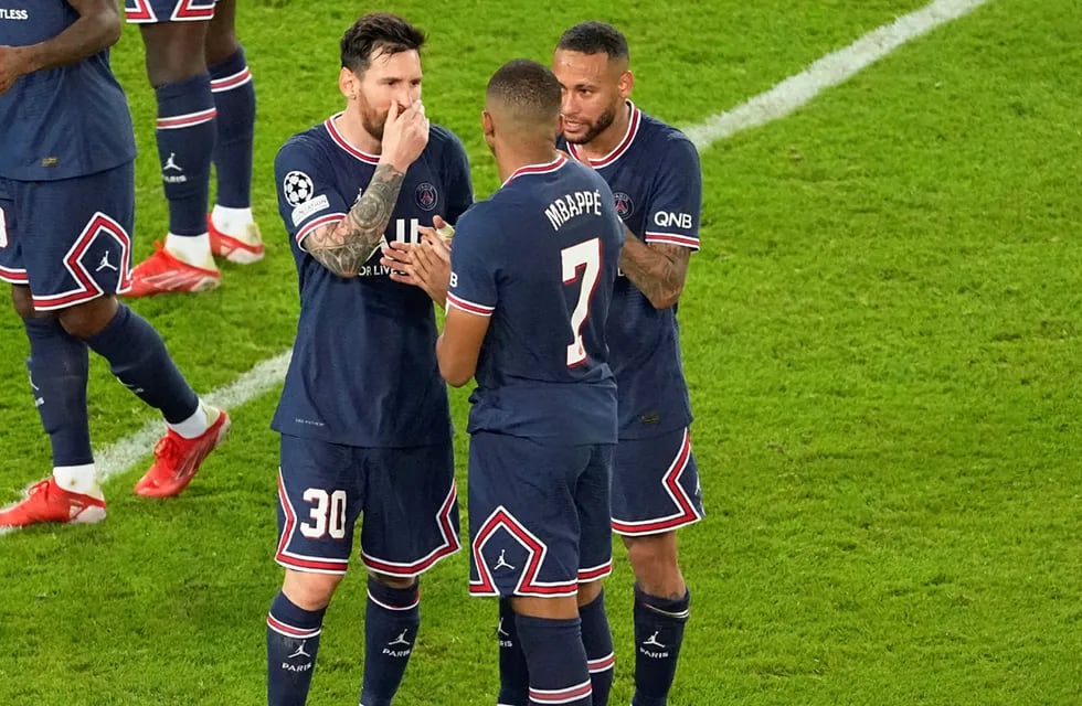 Messi intenta convencer a Neymar para que acepte que Mbappé es el primer encargado de patear los penales de su equipo.