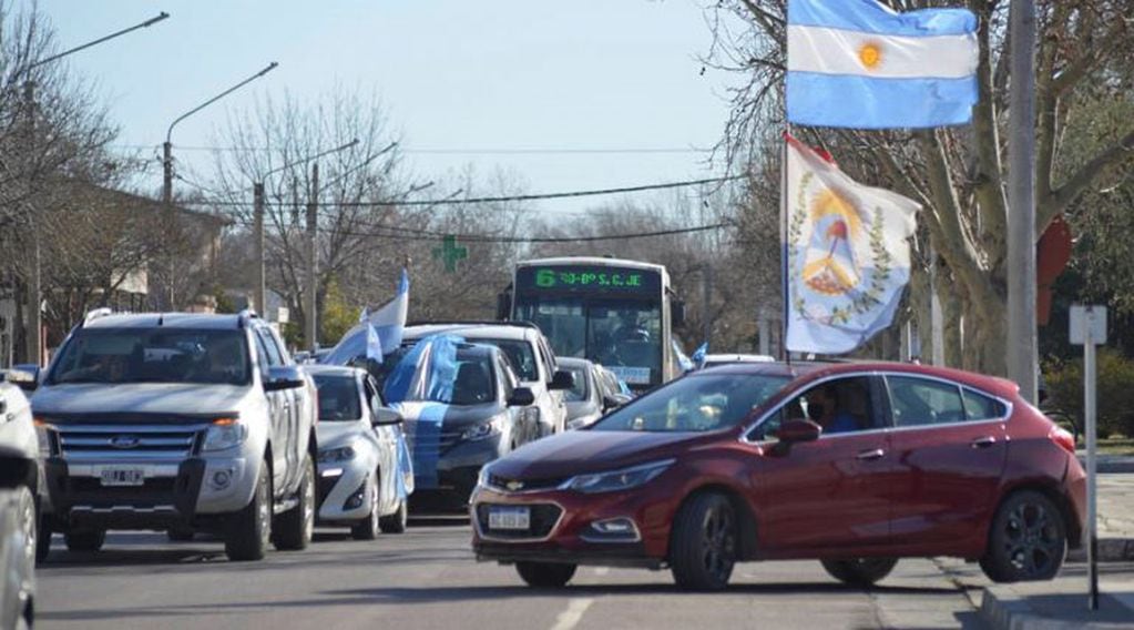 Varios centenares de vehículos participaron de la marcha (Vía Santa Rosa)