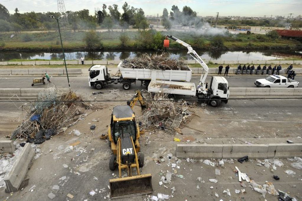 Una imagen del desalojo de La Salada, en abril de 2015. La policía desalojó unos 10.000 puestos ilegales del complejo ferial, considerado el mayor mercado negro de América Latina. Crédito: EFE/Carlos Brigo.