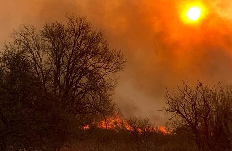 Bomberos combaten un incendio en Malagueño. (Foto gentileza Pepe Tobal)