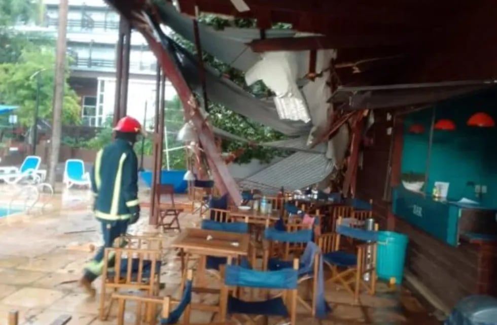 Puerto Iguazú: un árbol cayó sobre el techo de un bar y dejó a una persona herida.