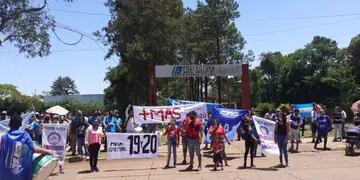 Vecinos Puerto Iguazú se manifiestan en contra del accionar de la Prefectura  luego de haber desechado 1200 cajas de pollo