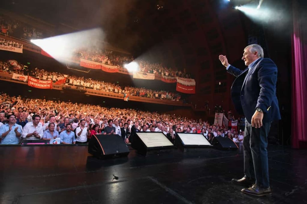 Gerardo Morales lanzó su precandidatura a presidente por la Unión Cívica Radical en multitudinario acto en el teatro Gran Rex de la Ciudad Autónoma de Buenos Aires.