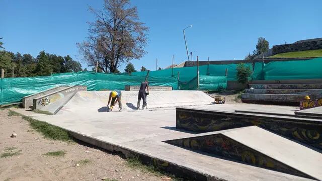 Obras en la pista de skatepark en el parque de los Jóvenes