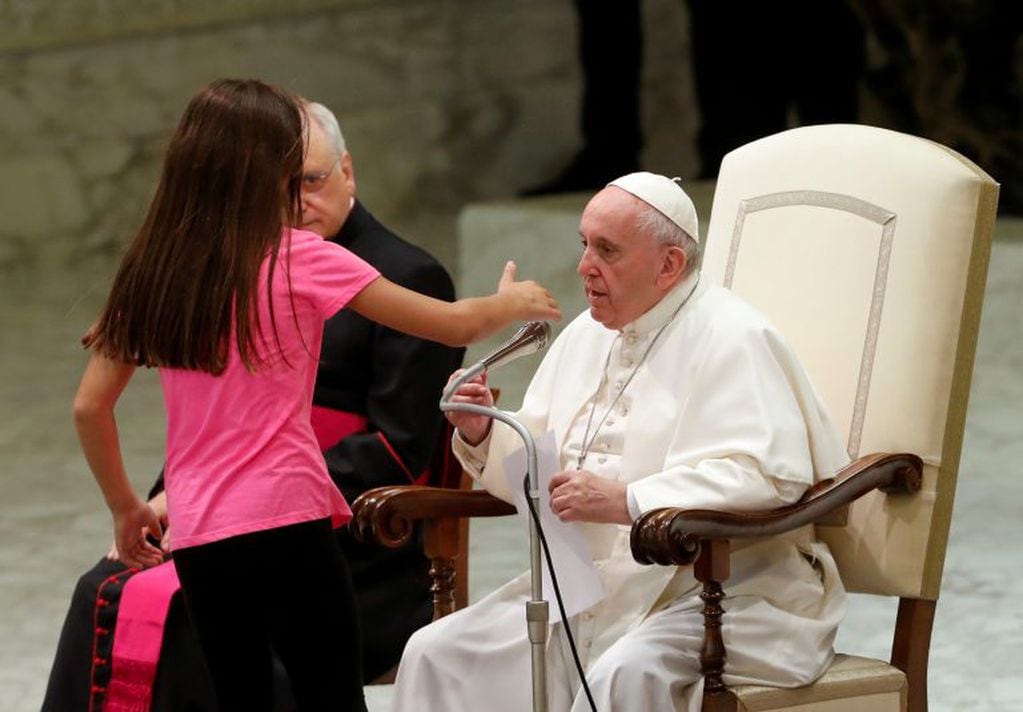 La niña subió al escenario y jugó alrededor del Papa por un buen rato (REUTERS)