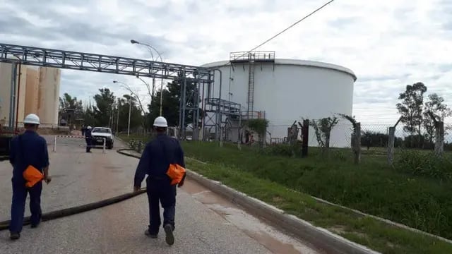 Clausura y control. Personal de la Policía Ambiental, en una inspección en la planta de Petroquímica Río Tercero, días atrás. (Secretaría de Ambiente)