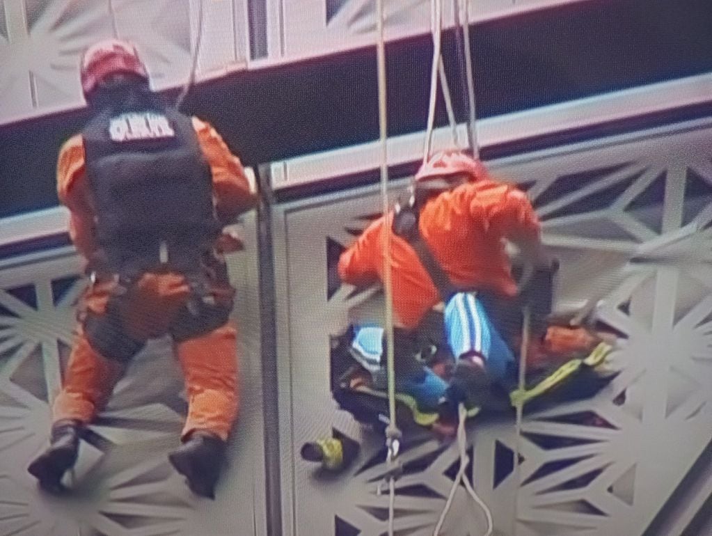 Hicieron un agujero en el edificio para rescatar al hombre que trepó en Puerto Madero