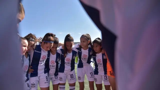 Todas juntas. Las futbolistas de Talleres, antes de salir a jugar. (Archivo / La Voz)