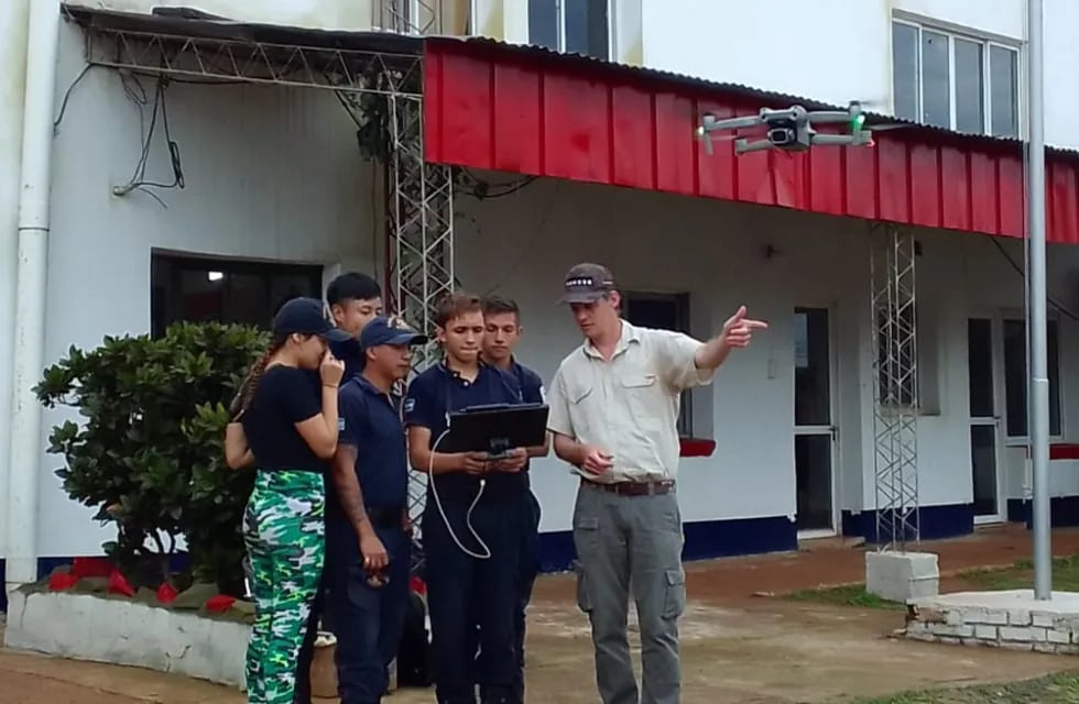Eldorado: Bomberos Voluntarios se capacitaron en el uso de drones para combatir siniestros.