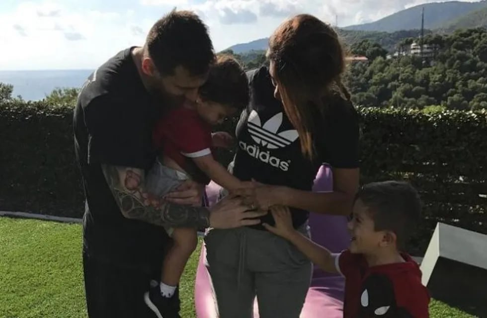 La tierna foto del hijo de Messi besando la pancita de Antonela Roccuzzo. Foto: Instagram.