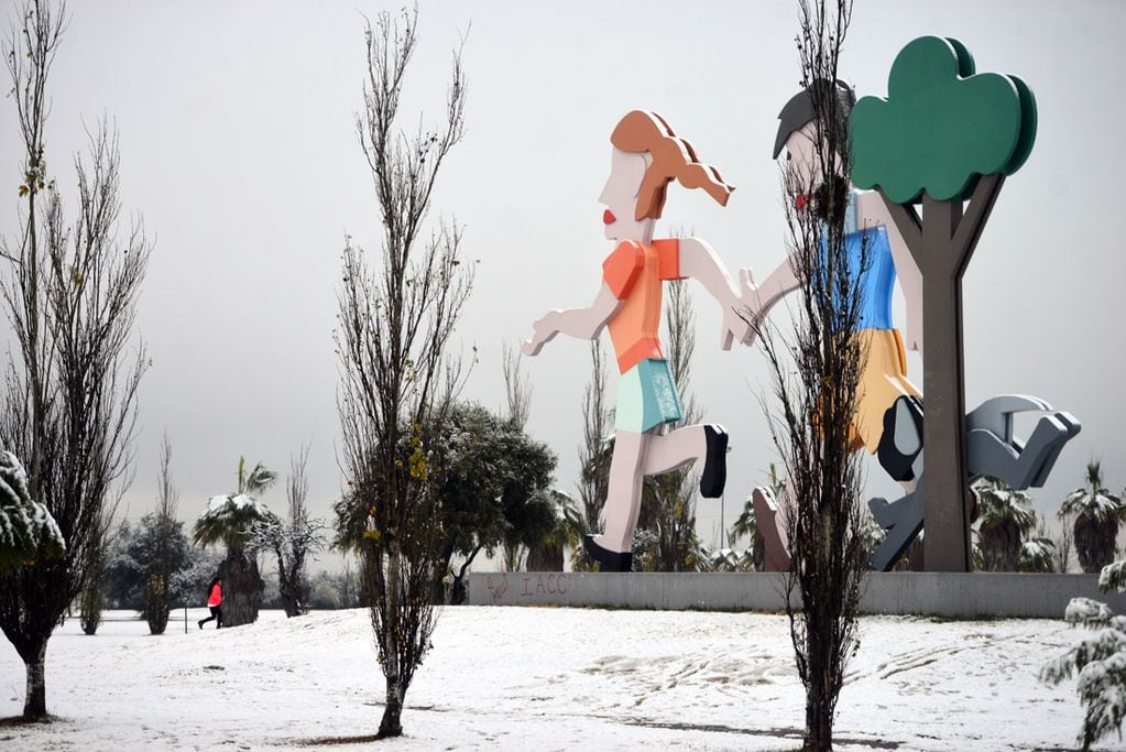 Parque de los Niños Urbanos, frente al aeropuerto.  Familias juegan y arman muñecos de nieve.
