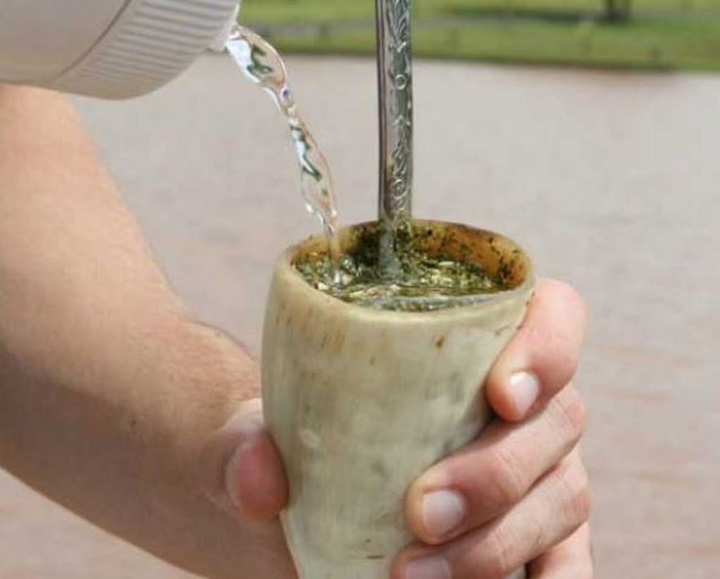 El tereré, una bebida refrescante que se sirve en mate, con agua fría acompañada de otros yuyos o bien de jugos. (CIMECO)