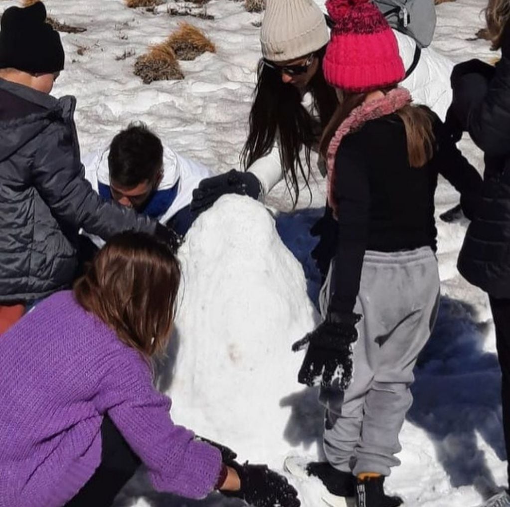 Soledad Pastorutti recorrió la montaña de Mendoza junto a su familia y disfrutó de la nieve.