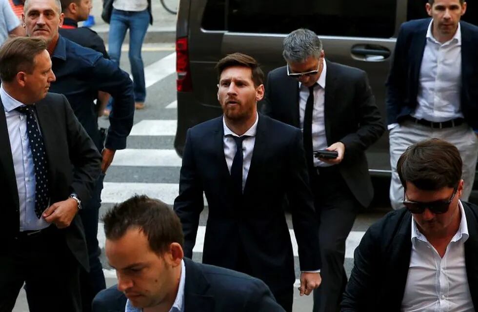 Barcelona's Argentine soccer player Lionel Messi (C) arrives to court with his father Jorge Horacio Messi (3rd R) to stand trial for tax fraud in Barcelona, Spain, June 2, 2016.  REUTERS/Albert Gea barcelona españa lionel messi  jorge messi futbolistas del barcelona  padre juicio futbol europeo juicio por presunto fraude fiscal