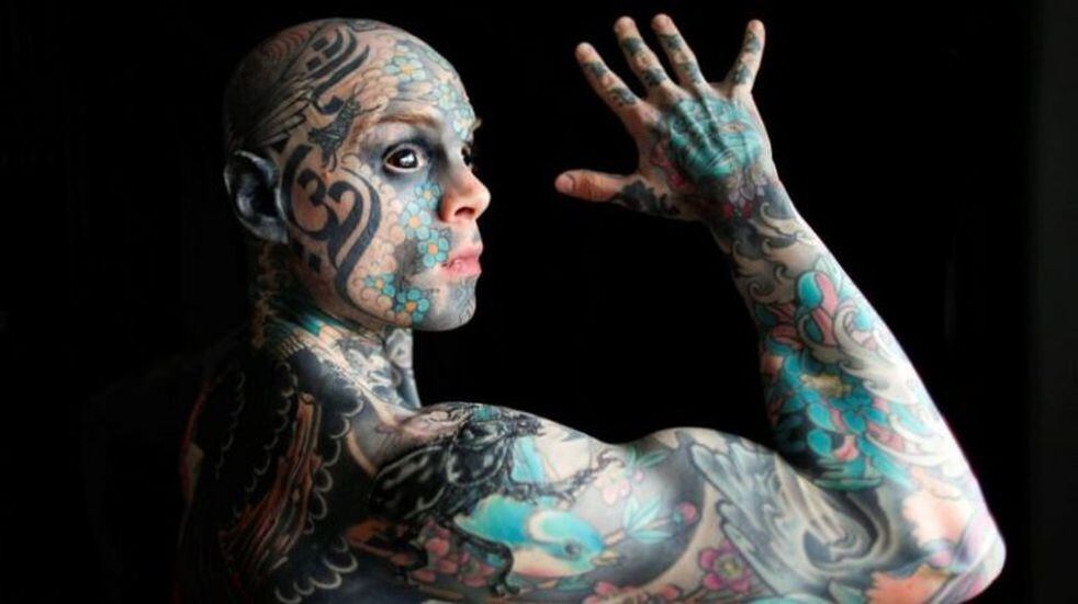 Le prohibieron dar clases al hombre con mayor cantidad de tatuajes de Francia