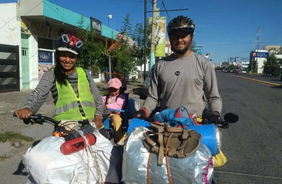 Diego, Yarita y Jazmín recorren Argentina en bicicleta.