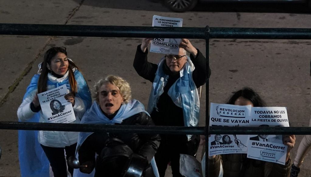 Protestas tras la renuncia de Guzmán en Olivos