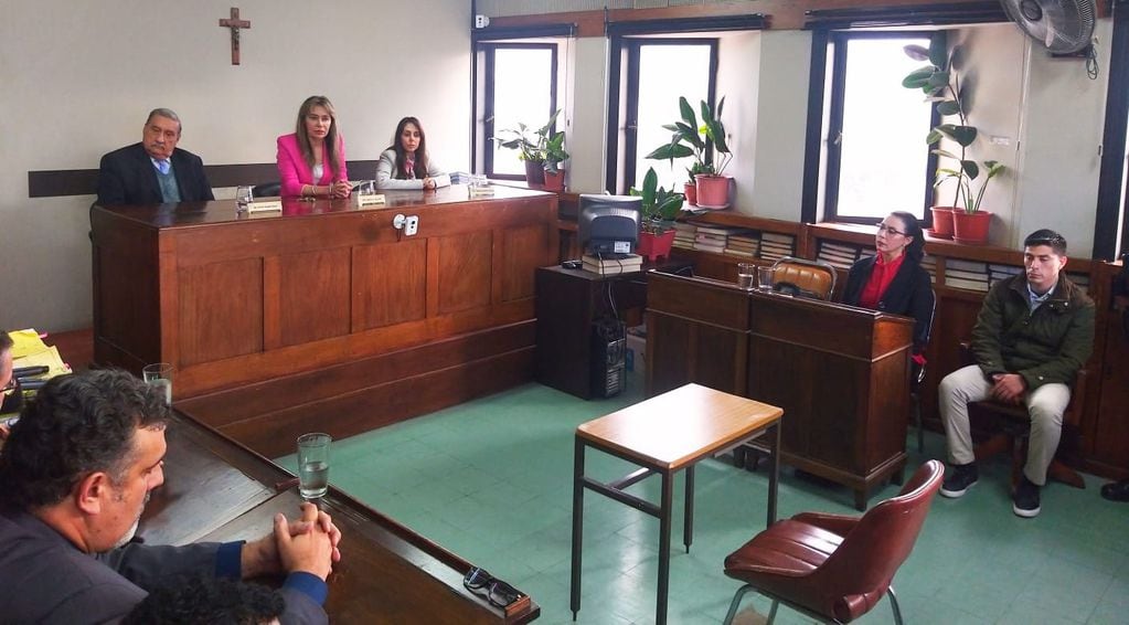 Momento de la lectura del fallo condenatorio para el expolicía Mauro Nahuel Aparicio Maza (derecha), en el recinto judicial del Tribunal Oral en lo Criminal 3 de Jujuy.