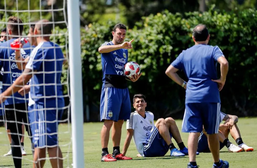 Otamendi, Salvio y Zaracho fueron desafectados de la Selección por lesión. Foto: AP.