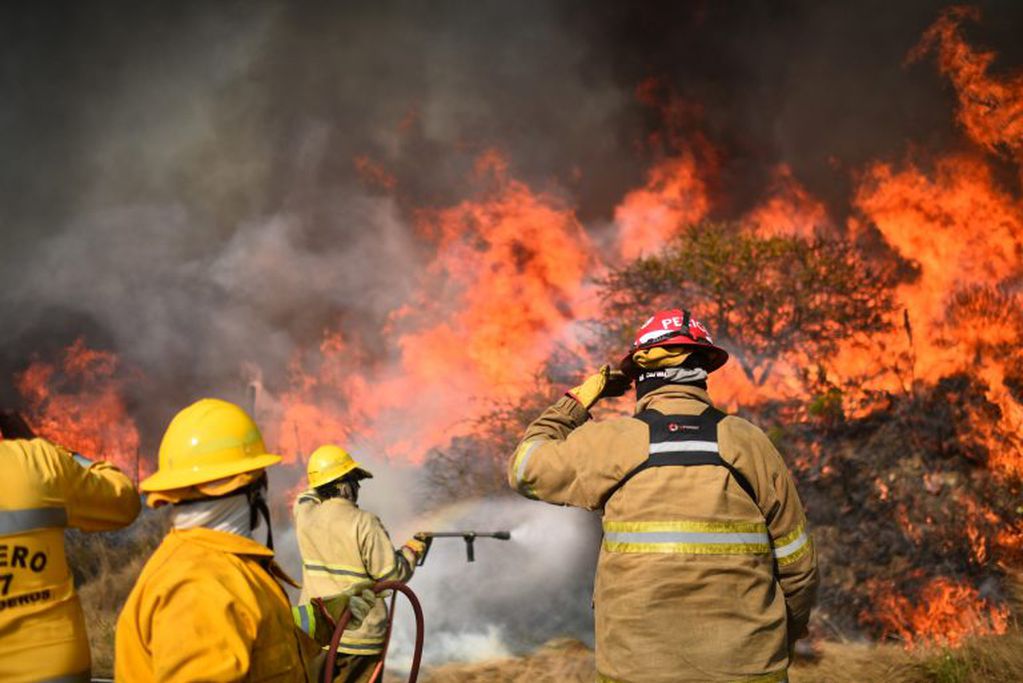 Bomberos combaten los incendios en la zona de Bosque Alegre para evitar que las llamas alcancen al Observatorio Astronómico. (Pedro Castillo)