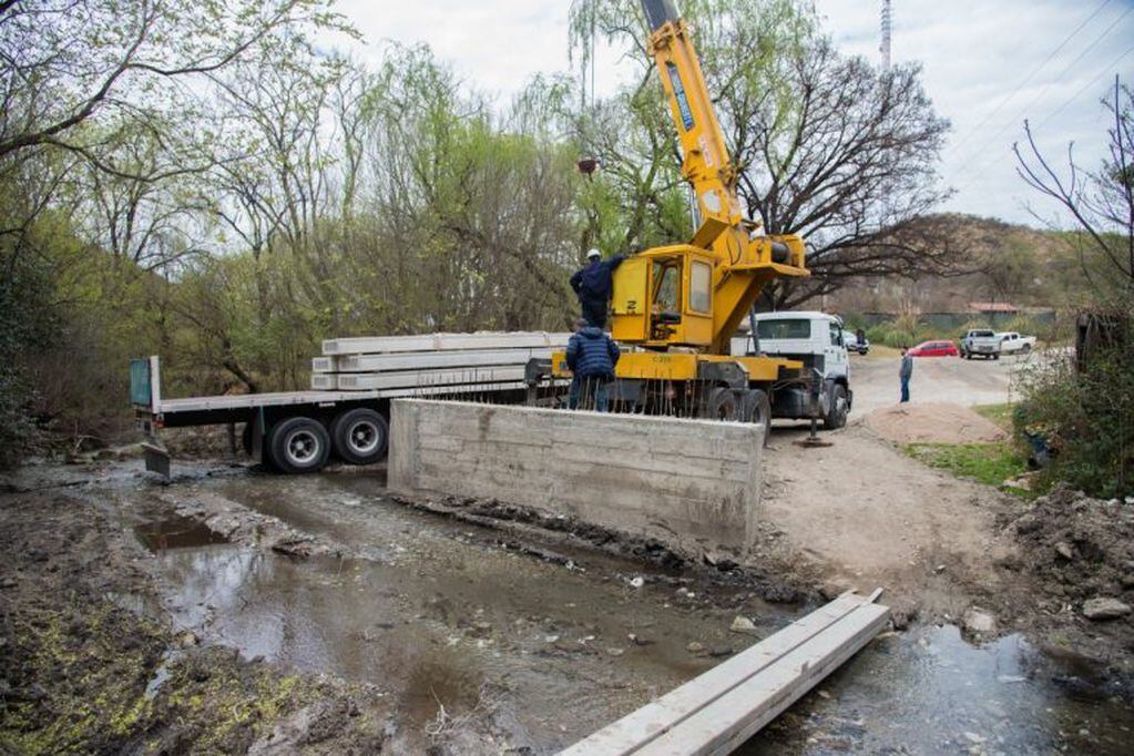 Alta Gracia: continúa la obra del nuevo puente sobre el arroyo Los Paredones.