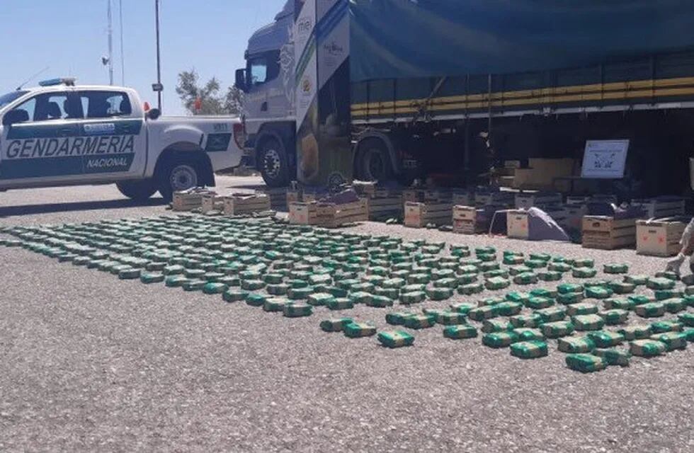 Gendarmería Nacional detuvo a un camionero con 90 kilogramos de coca.