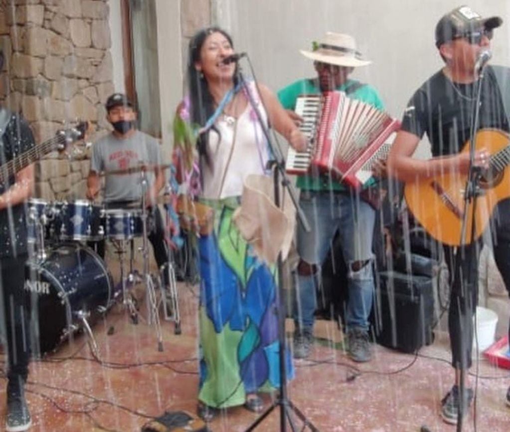 Micaela Chauque apuesta en "seguir compartiendo la música andina y toda su riqueza cultural", en diferentes planos.