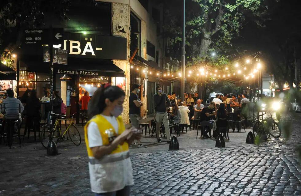 En el Área Metropolitana de Buenos Aires las restricciones para circular en la vía pública rigen de 20 a 6; lo que afecta a los locales gastronómicos.