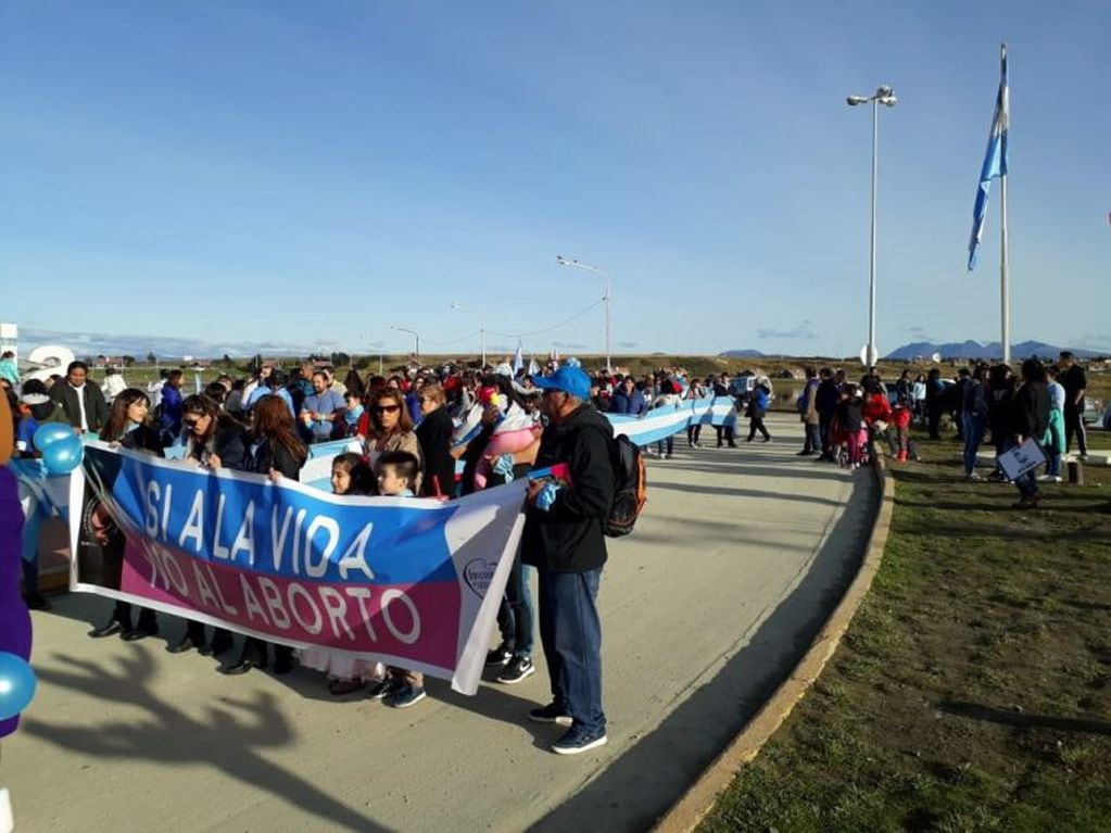 Inicio marcha pro vida - Plaza Perú - Cartel de Ushuaia