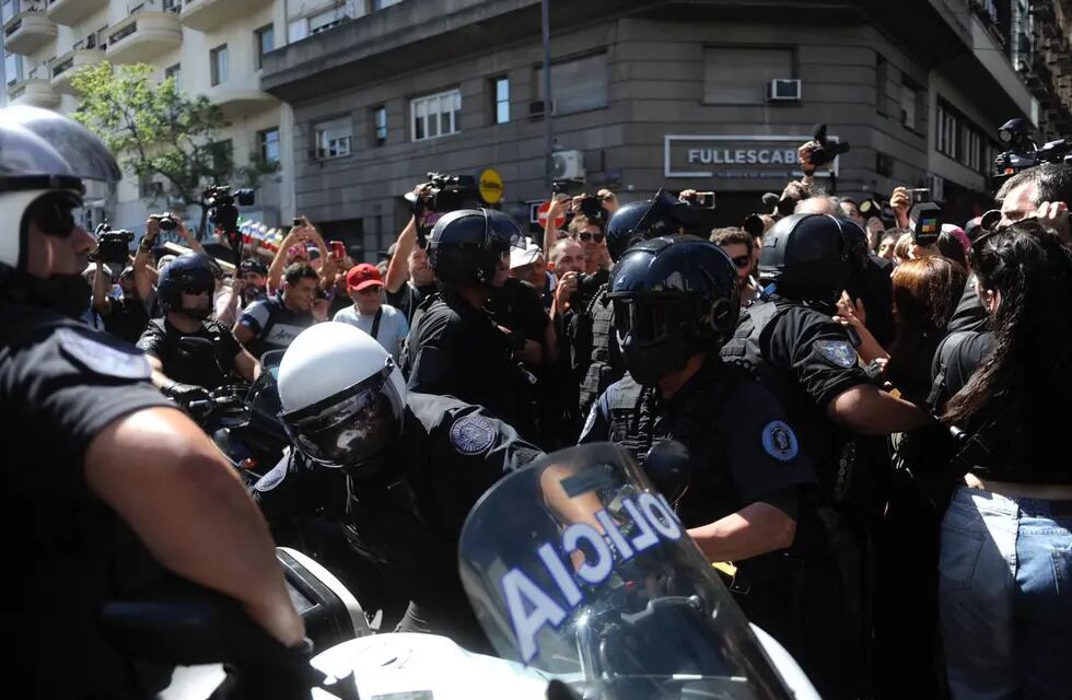 Organizaciones sociales y piqueteros en la Ciudad de Buenos Aires se manifestaron rodeados de la fuerzas de seguridad. Foto: Federico López Claro