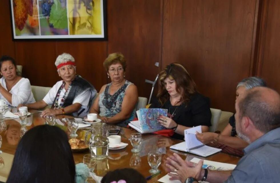 El director, Ricardo Mariotti junto a los representantes de los Pueblos originarios, previo a la firma del acta.