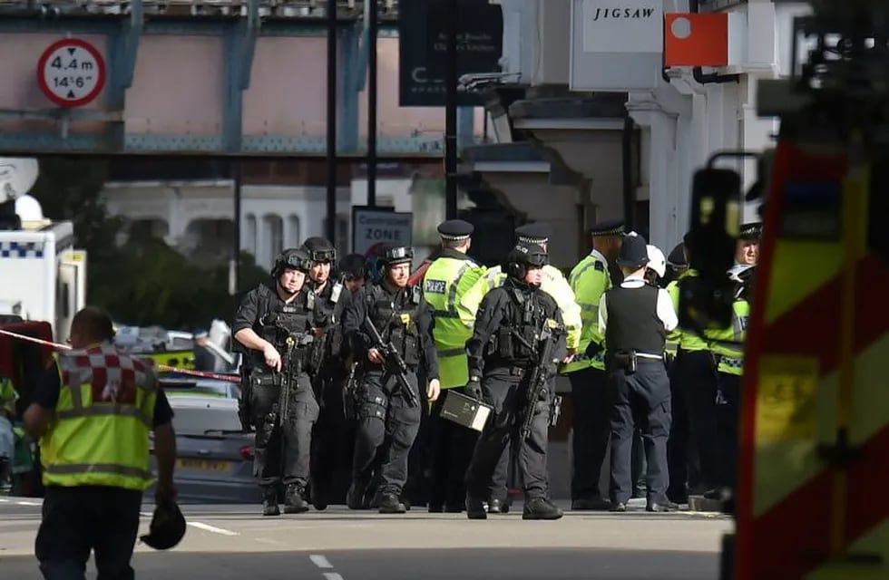Policías londinsenses situados el 15/09/2017 en Londres, Reino Unido, cerca de la parada de metro Parsons Green. La policía de la capital londinsense consideró la explosión ocurrida en un vagón lleno del metro como un ataque terrorista, en el que varias personas resultaron heridas.\r\n(Vinculado al texto de dpa \