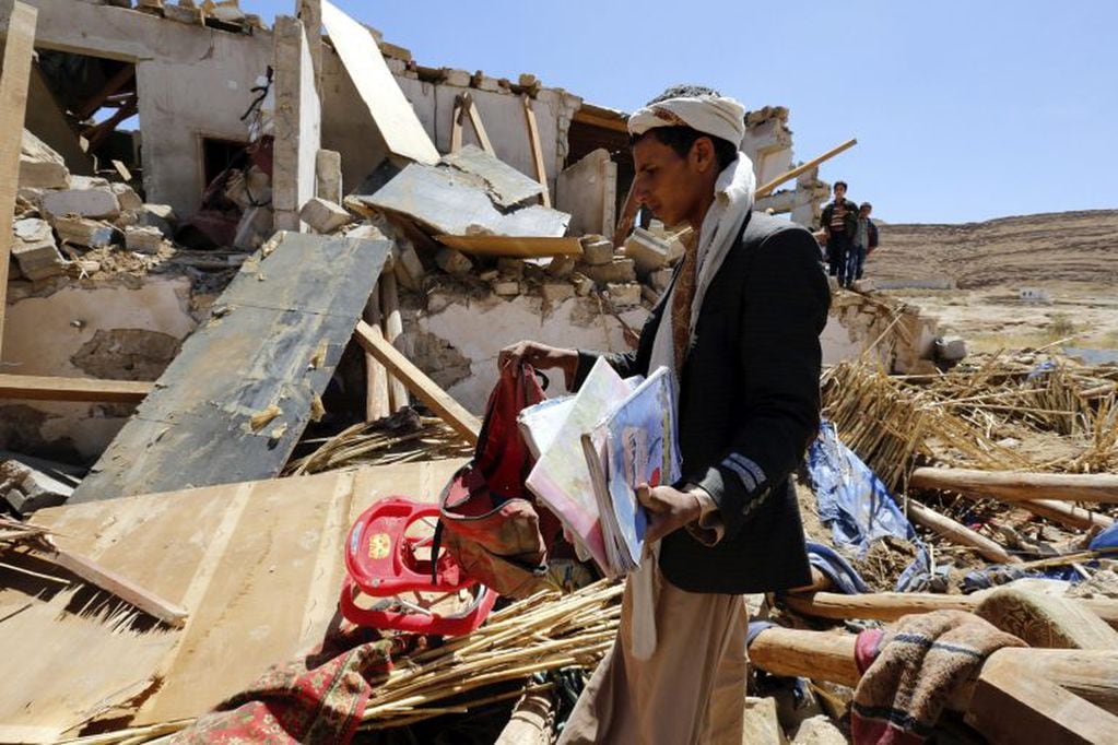 YEM15 SANÁ (YEMEN) 16/02/2017.- Yemenís inspeccionan una casa destruida, después de que un ataque aéreo de la coalición árabe liderada por Arabia Saudí durante un funeral en Saná, Yemen, hoy, 16 de febrero de 2017. El número de muertos causados por dos bo