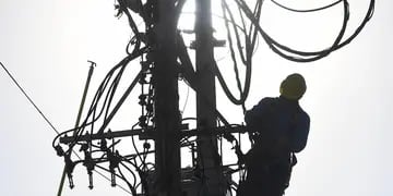 Un operario de Edea se electrocutó mientras trabajaba en un poste de luz