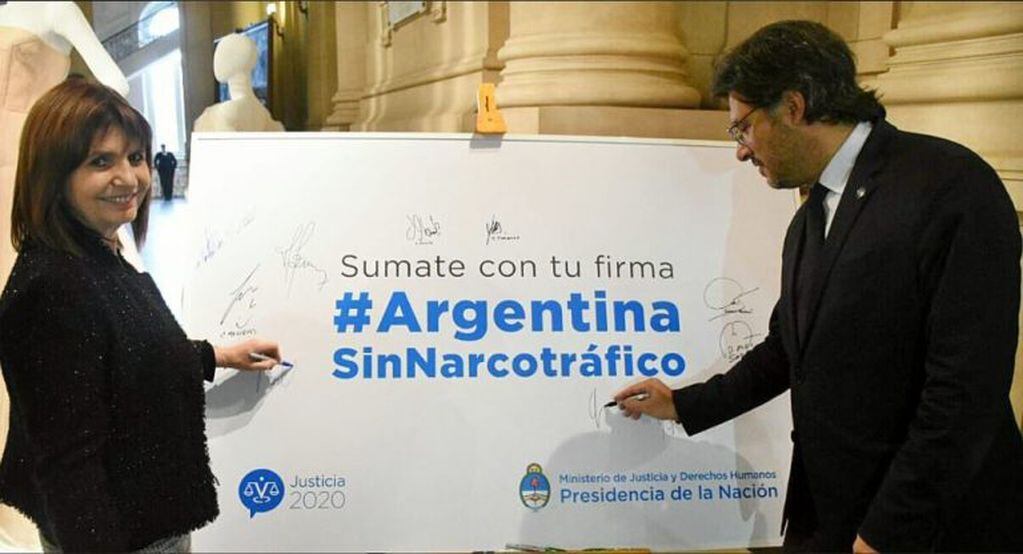 Patricia Bullrich firmando por una #ArgentinaSinNarcotráfico