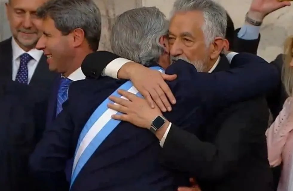 El gobernador de San Luis, Alberto Rodríguez Saá es saludado por el presidente de la Nación, Alberto Fernández.