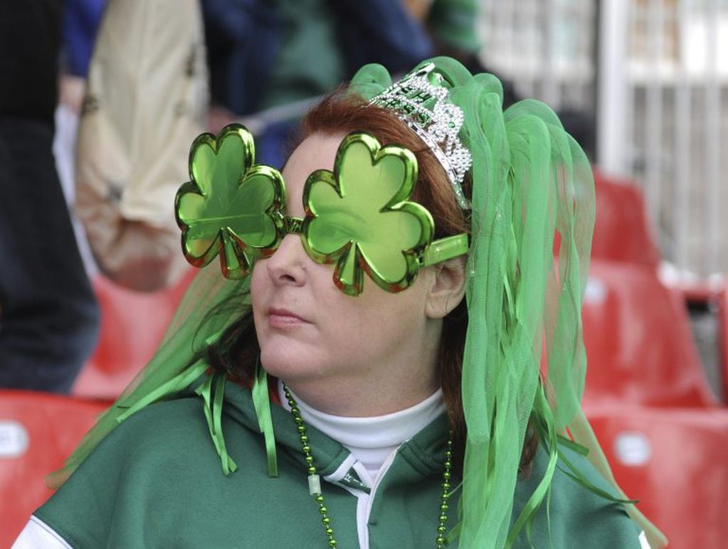 Una mujer con anteojos con forma de trébol, uno de los símbolos de la festividad, celebra el Día de San Patricio en Dublín, capital de Irlanda.