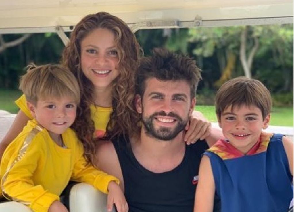 Gerard Piqué y Shakira junto a sus hijos.
