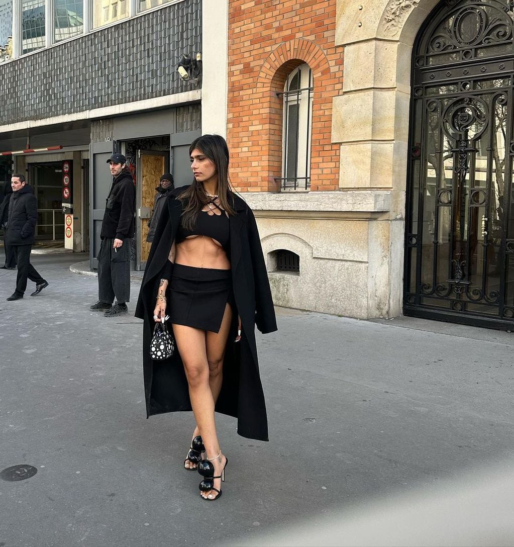 Mia khalifa paralizó Instagram con un top ultra negro y una falda muy ajustada