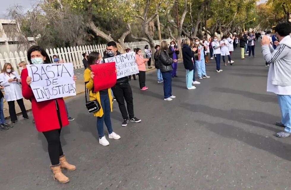 Los trabajadores del Hospital Guillermo Rawson, de San Juan, salieron a bancar a sus jefes echados.