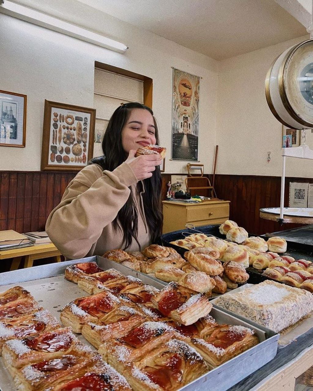 Emilia Mernes maneja la cuenta de Instagram de la panaderia de su padre (Instagram/@emiliamernes)