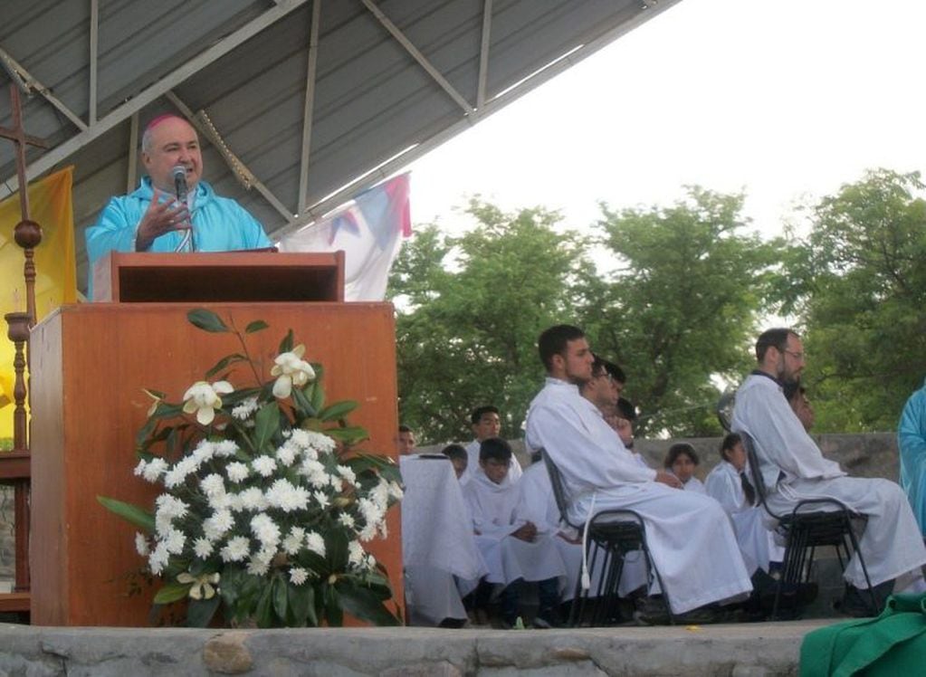 Con la presencia de varios miles de personas en el santuario, monseñor Fernández presidió la celebración eucarística, acompañado por sacerdotes del clero diocesano.