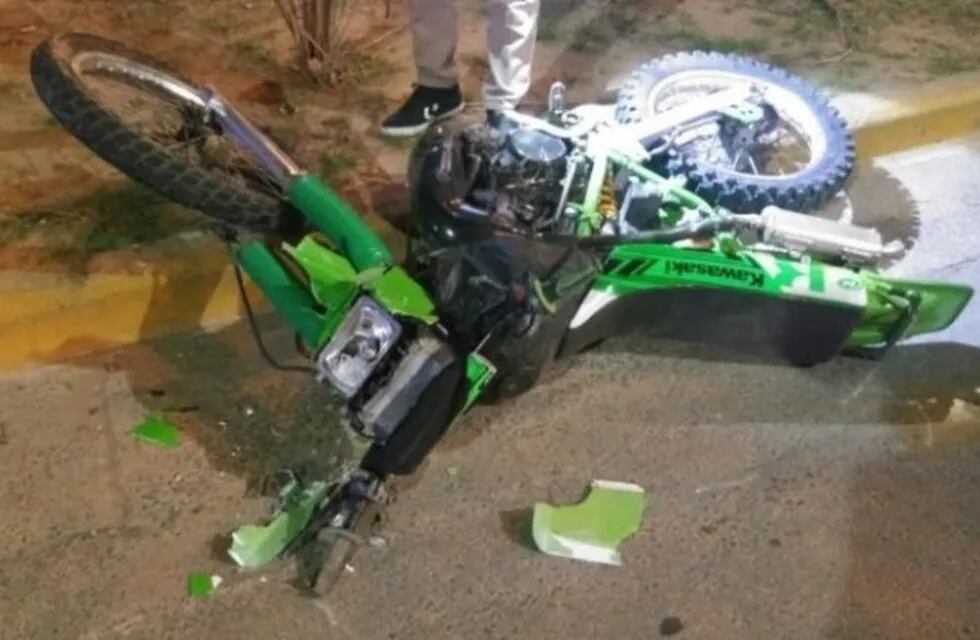 La moto Kawasaki en la que iban los dos jóvenes fallecidos. (Ministerio de Seguridad)