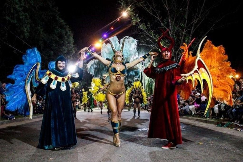 Los espectáculos son casi todos con entrada libre y gratuita. excepto los Carnavales del Río que tendrá precios populares.
