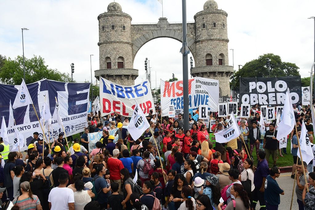 Piquetes en Córdoba: cortes de la Unión Trabajadores de la Economía Popular frente Arco de Córdoba. (La Voz)