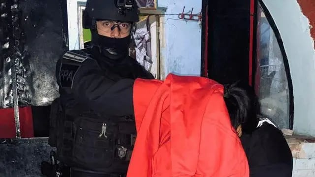 una mujer de 37 años fue detenida en Capilla del Monte, acusada de comercializar estupefacientes en la región.