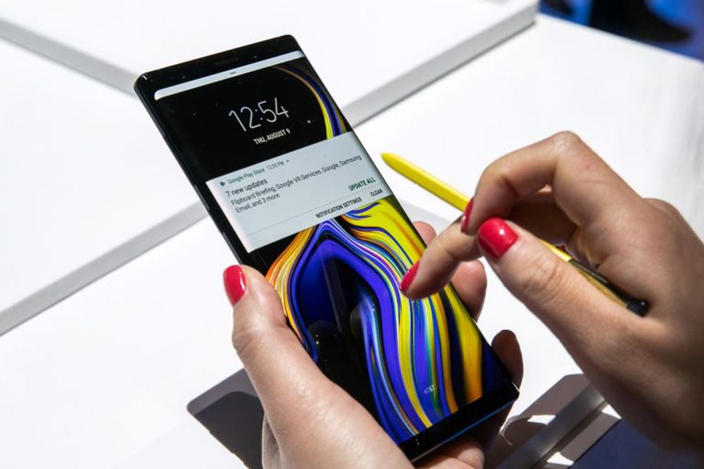 Una usuaria probando el nuevo teléfono de la marca Samsung