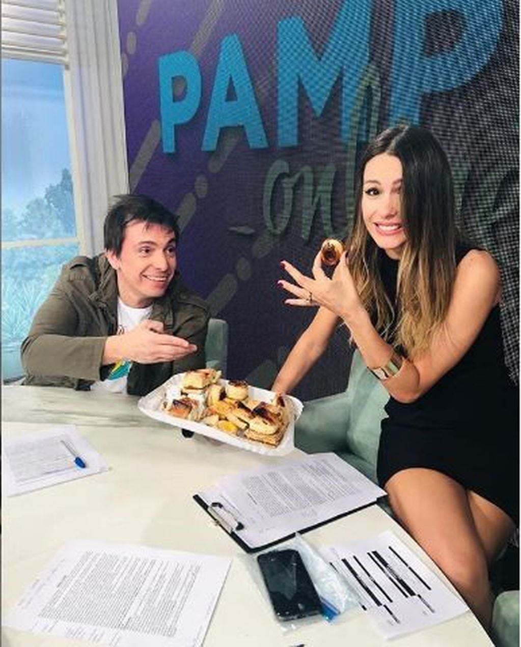 Luis Piñeyro compartió en Instagram una foto junto a Pampita en la que la conductora está agarrando una galletita entre sus manos.