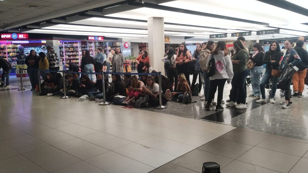 Las fanáticas de los Jonas Brothers esperándolos en el Aeropuerto Internacional de Ezeiza